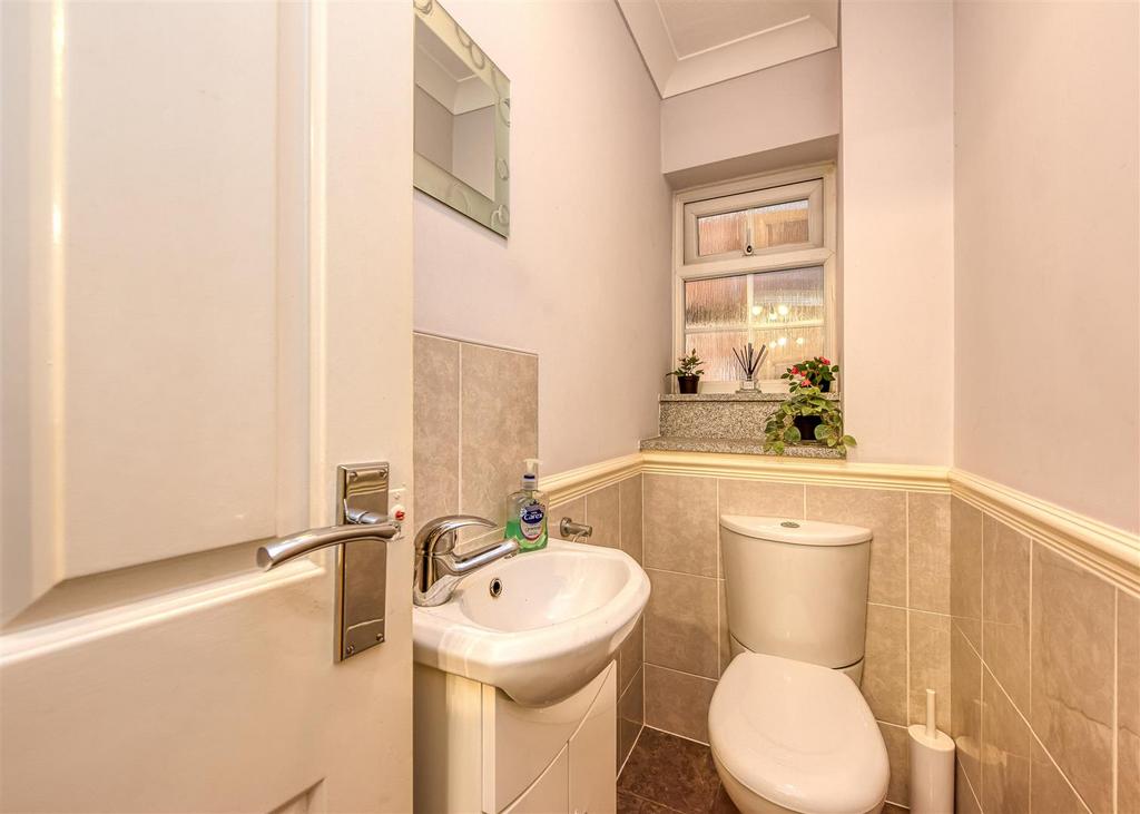 6 Redmoor Gardens-Cloakroom.jpg