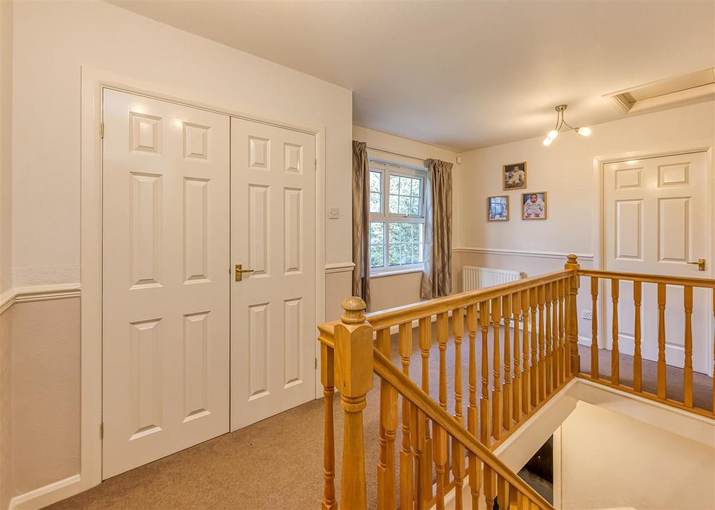 6 Redmoor Gardens-Landing.jpg