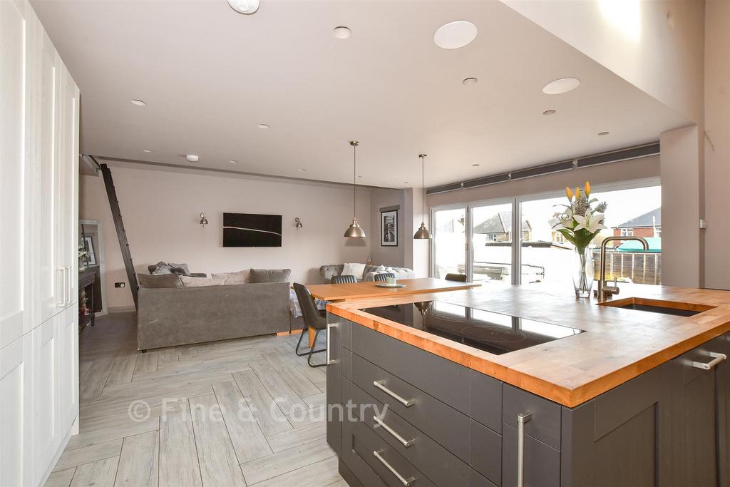 Kitchen/ Living Room