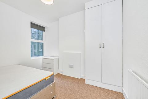 2 bedroom flat to rent, Theatre Street, London, SW11