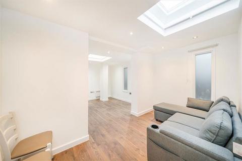 2 bedroom flat to rent, Balham High Road, LONDON SW12