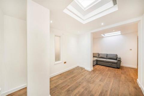 2 bedroom flat to rent, Balham High Road, LONDON SW12