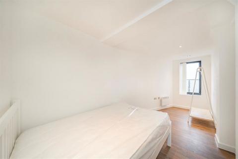 2 bedroom flat to rent, Balham High Road, LONDON SW12