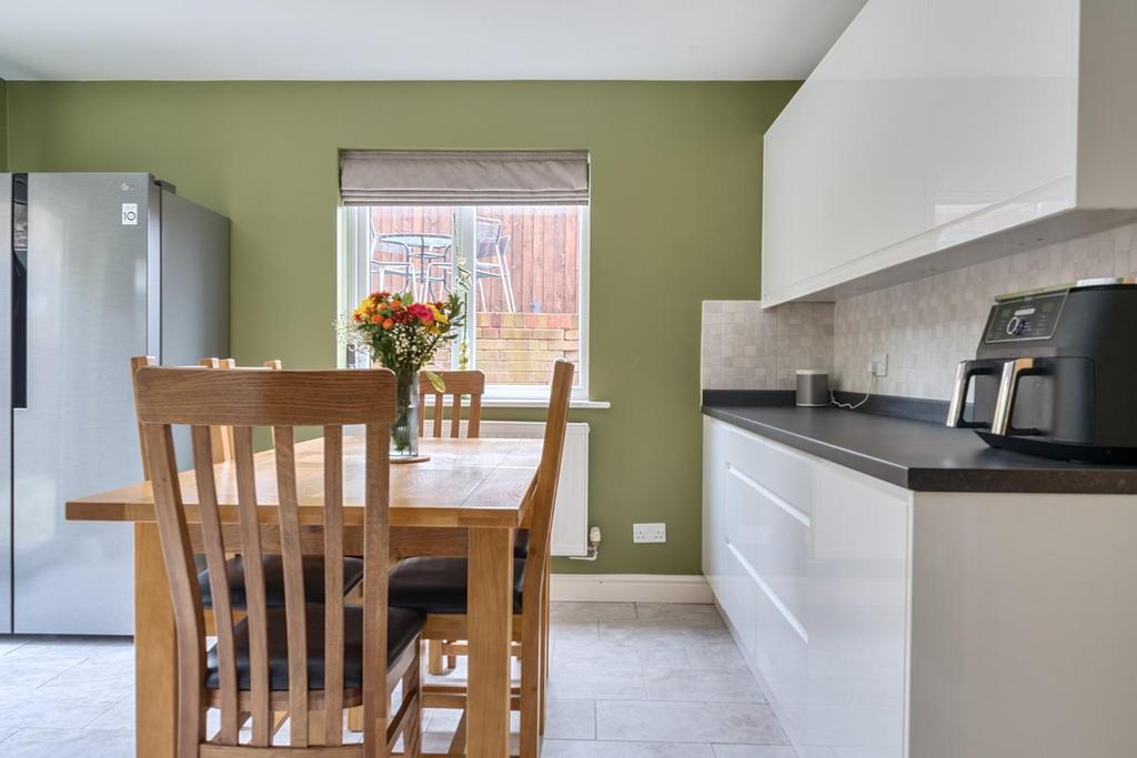 Kitchen dining area.jpg