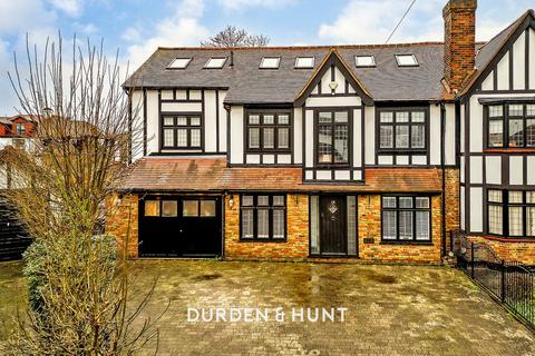 Edward Close, Romford, RM2