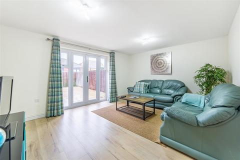 3 bedroom semi-detached house to rent, Shotton View, Newcastle Upon Tyne