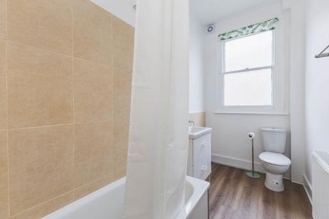 2 bedroom flat to rent, Bromley Road, Catford SE6
