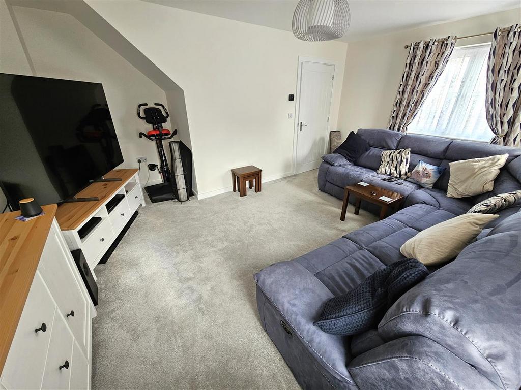 Living Room (2).jpg