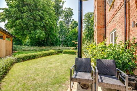 2 bedroom flat for sale, Aspen Road, High Wycombe, HP10