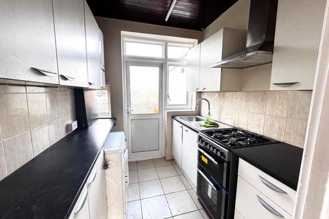 3 bedroom house to rent, Ridge Close, Colindale, NW9