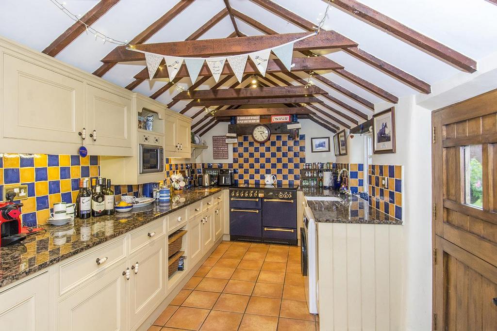 Kitchen (Photo 2)