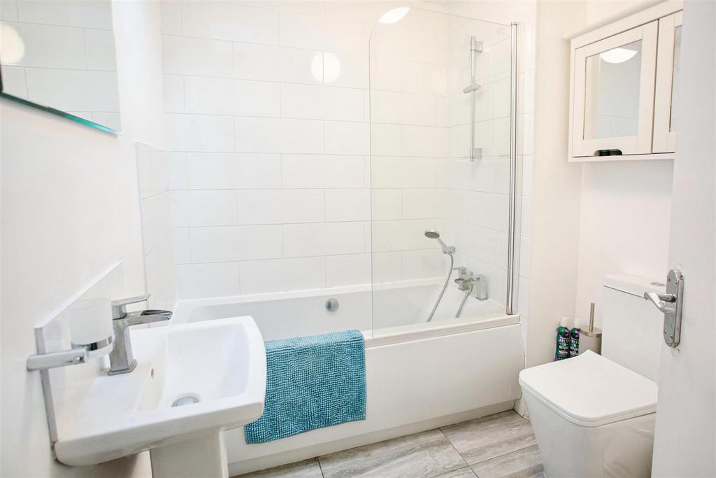 F051ebaa-11 BATHROOM.jpg