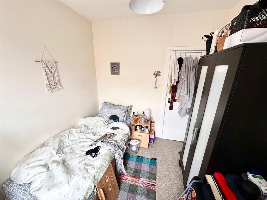 House in Uxbridge - More