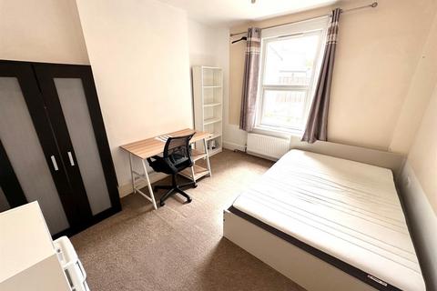 4 bedroom semi-detached house to rent, Cowley Mill Road, Uxbridge