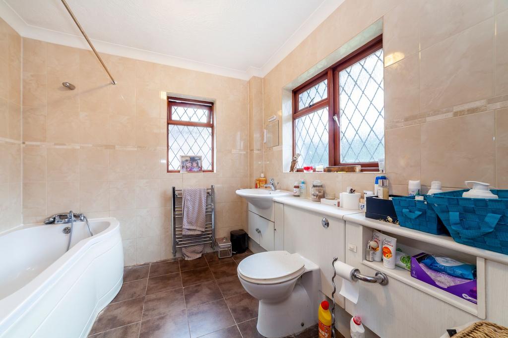 Master en-suite bathroom