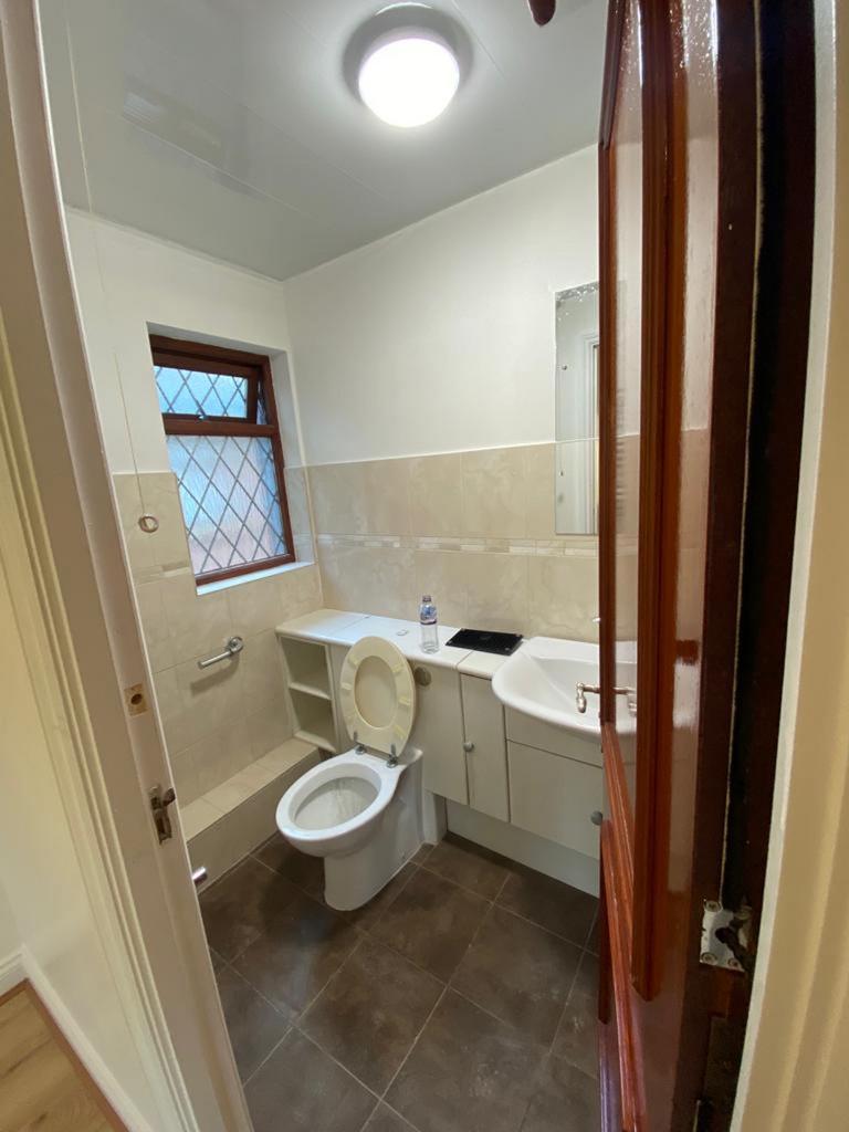 Bedroom 4 en-suite bathroom