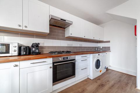 4 bedroom flat to rent, Sancroft Court, Battersea Bridge Road, Battersea, London, SW11