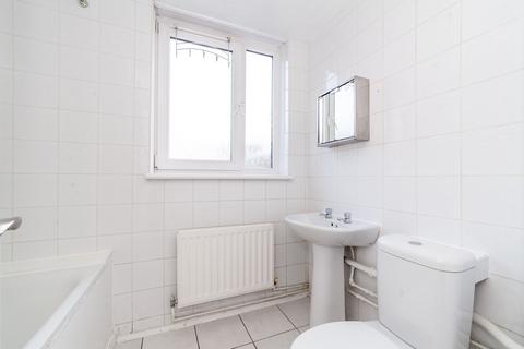 4 bedroom flat to rent, Sancroft Court, Battersea Bridge Road, Battersea, London, SW11