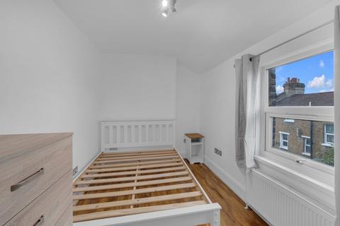 4 bedroom flat to rent, Oaklands Grove, Shepherds Bush, W12