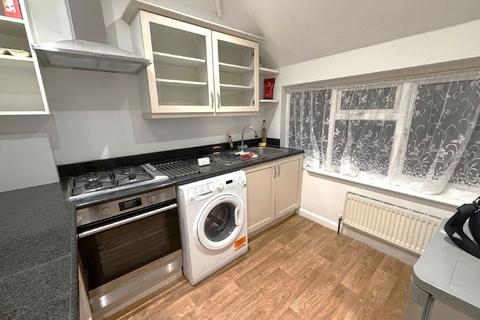 2 bedroom maisonette to rent, Oak Tree Dell, London NW9