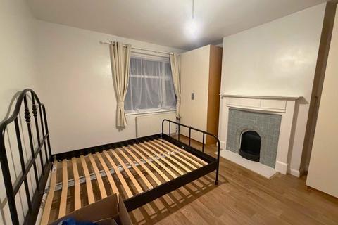 2 bedroom maisonette to rent, Oak Tree Dell, London NW9