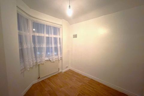 2 bedroom maisonette to rent, Oak Tree Dell, London NW9