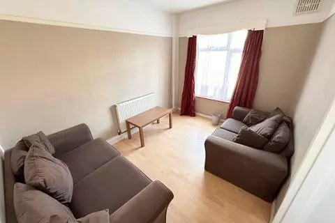 4 bedroom semi-detached house to rent – pohled 3
