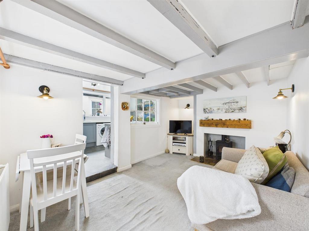 Dining/sitting room: