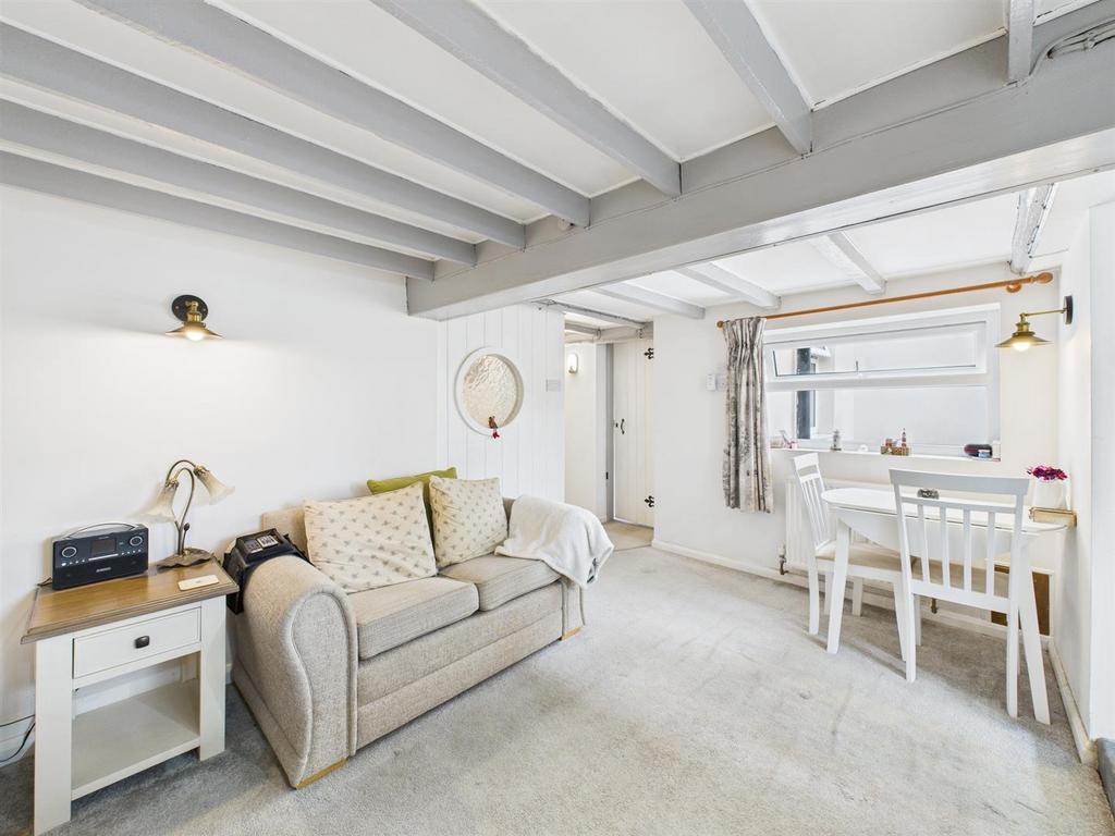 Dining/sitting room: