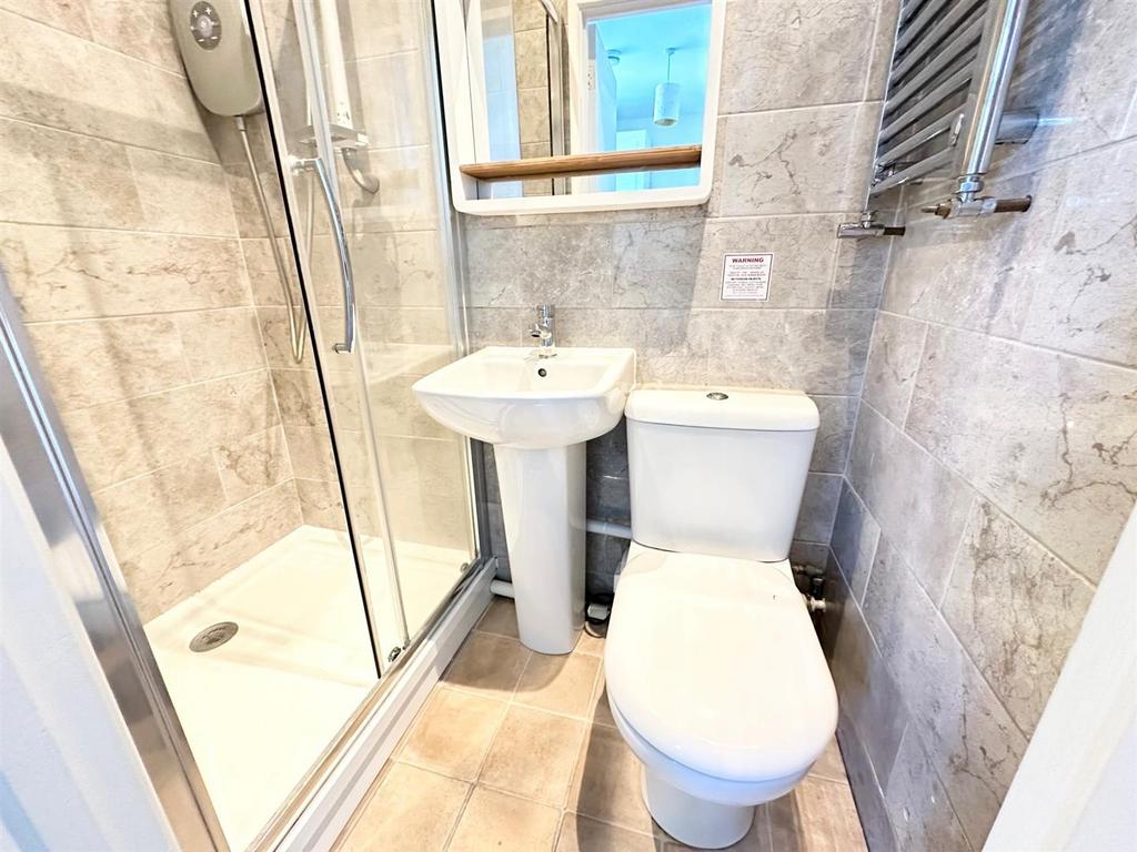 B 5 ensuite.jpg