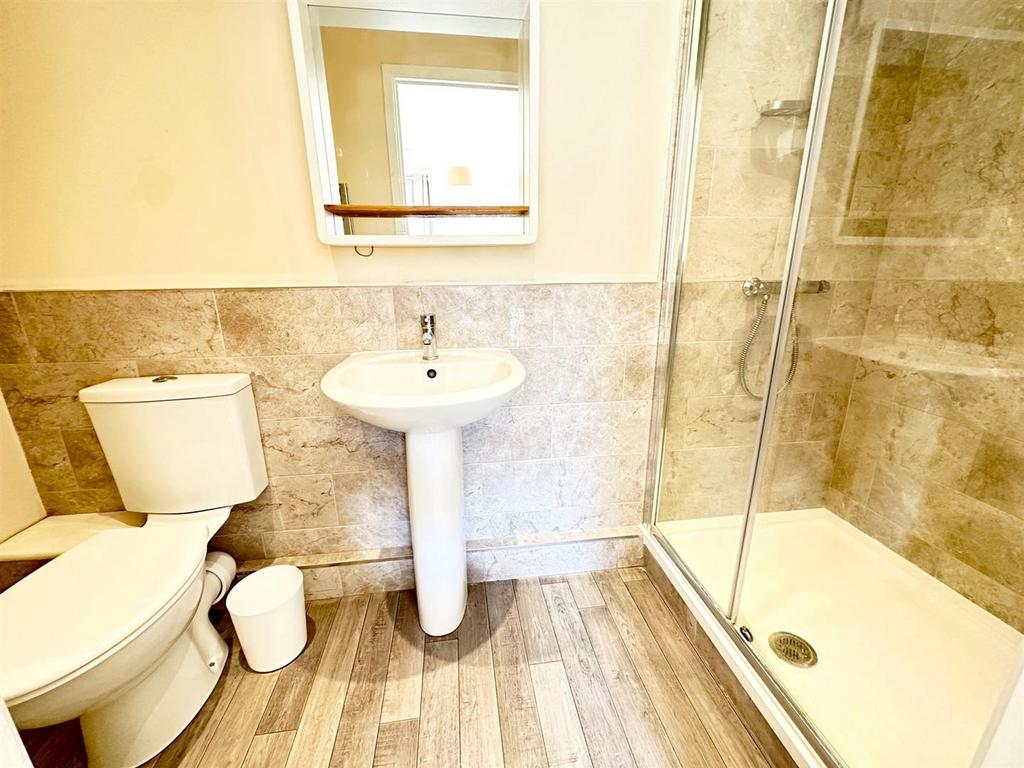 B1 en suite.jpg