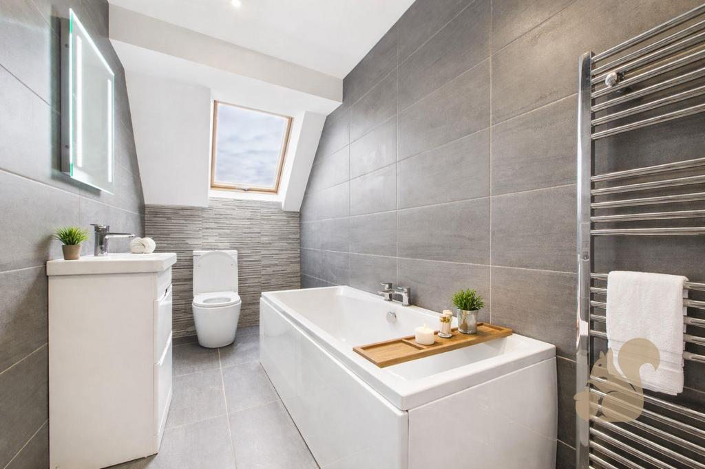 8 Kingsland Close - Bathroom .jpg