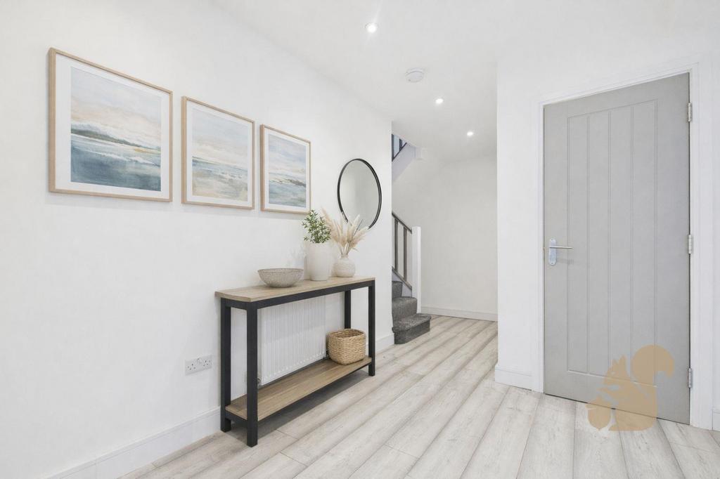 8 Kingsland Close - Hallway .jpg