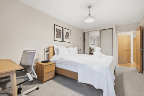 undefined, Commercial Road,  London, E14