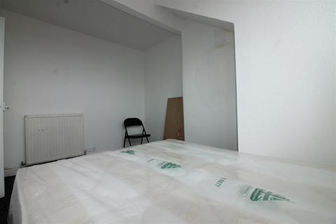 2 bedroom flat to rent, Brudenell Grove, Hyde Park, Leeds