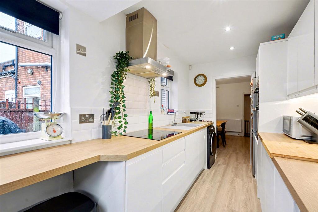 Kitchen 2.jpeg