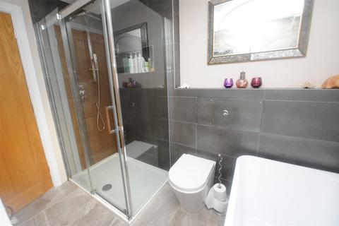 2 bedroom terraced house for sale, Windhill Old Road, Thackley, Bradford