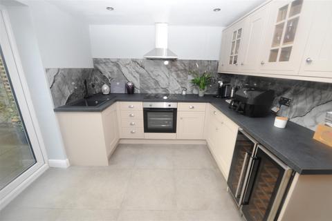 2 bedroom terraced house for sale, Windhill Old Road, Thackley, Bradford