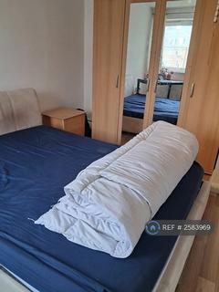 1 bedroom in a flat share to rent, Scoulding House, London, E14