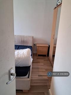 1 bedroom in a flat share to rent, Scoulding House, London, E14