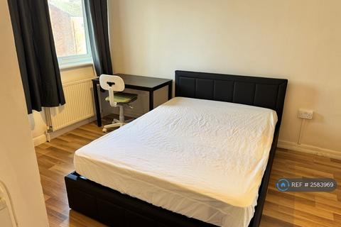 1 bedroom in a flat share to rent, Scoulding House, London, E14