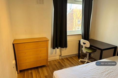 1 bedroom in a flat share to rent, Scoulding House, London, E14