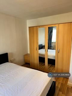 1 bedroom in a flat share to rent, Scoulding House, London, E14