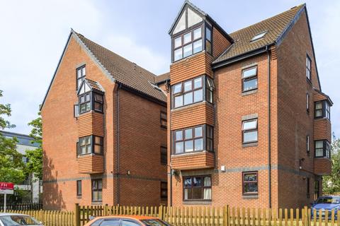 2 bedroom flat to rent, Cavendish Road, Balham, London, SW12