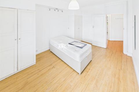 3 bedroom flat for sale, Quadrant Close, Hendon, London