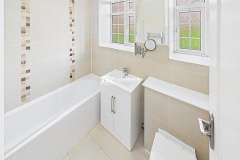 3 bedroom flat for sale, Quadrant Close, Hendon, London
