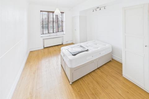 3 bedroom flat for sale, Quadrant Close, Hendon, London