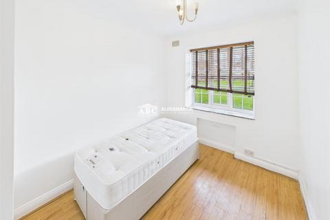 3 bedroom flat for sale, Quadrant Close, Hendon, London