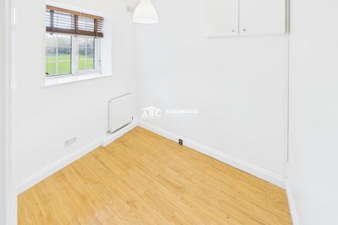 3 bedroom flat for sale, Quadrant Close, Hendon, London