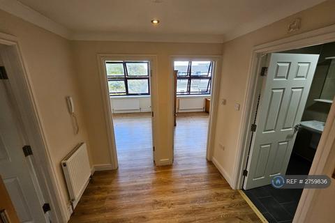 2 bedroom flat to rent, Parliament House, Slough, SL1